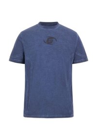 Blå bomuld T-shirt, korte ærmer, rund hals, med et sort logo på brystet, og en tekstureret, let slidt overflade.