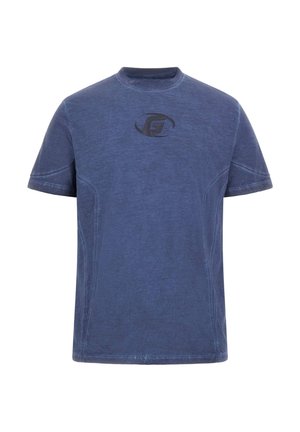 Mėlynas medvilninis marškinėlis, trumpomis rankovėmis, apvaliu kaklu, su juodu logotipu ant krūtinės, turintis tekstūrinį, šiek tiek dėvėtą išvaizdą.