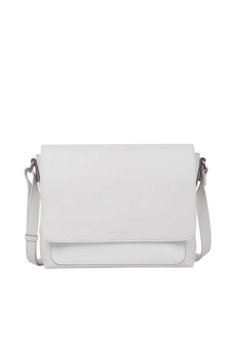 Bela usnjena torbica čez ramo z dvignjenim pokrovom, nastavljivim trakom in subtilno teksturo. Ima logotip natisnjen na sprednji strani.