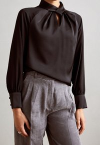 Anna Field Pusero - black