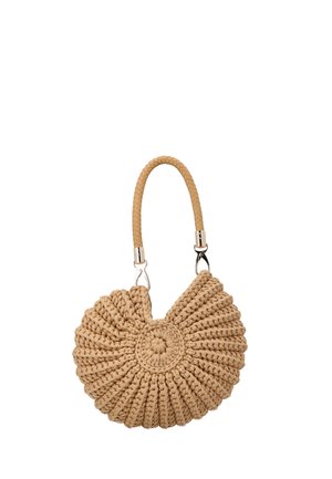 Borsa a mano beige intrecciata con design rotondo a forma di conchiglia e manico intrecciato fissato con fibbie argentate.