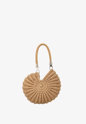 Beige gewebte Handtasche mit rundem, muschelähnlichem Design und geflochtenem Griff, der mit silbernen Verschlüssen befestigt ist.