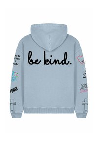 Ljusblå hoodie med en mjuk textur. Har "var snäll." i svart på baksidan och olika grafik och text på ärmarna.