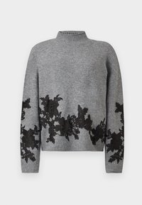 Pull en tricot gris avec col et ourlet côtelés, orné d'appliqués en dentelle florale noire le long du bas, des manches et des poignets.