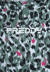 Felpa con cappuccio decorata con un motivo astratto nei colori verde, nero e bianco; presenta la scritta "FREDDY" in bianco e "MOV" in testo argentato.