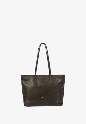 Braune Ledertasche mit zwei Henkeln, glatte Textur, vorderte Tasche mit goldenen Nähten, mit einem eingeprägten Markenlogo am Boden.