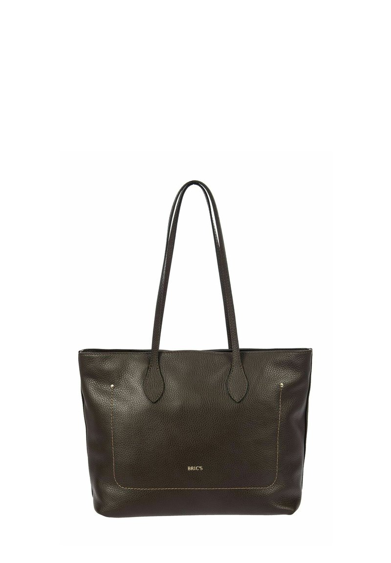 Sac fourre-tout en cuir marron avec deux poignées, texture lisse, poche avant avec des coutures dorées, présentant un logo de la marque embossé en bas.