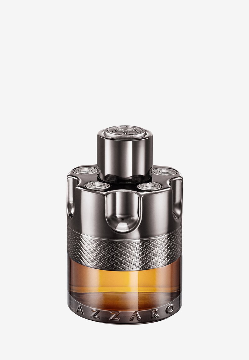 Rund glassflaske med et metallisk sølvkork, med en strukturert sølvstripe og en ravfarget væske innvendig. Graverte merkenavn på bunnen.