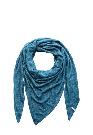 Miękki niebieski trójkątny szalik o melanżowej fakturze, złożony i zawieszony, z małą białą metką na jednym rogu.