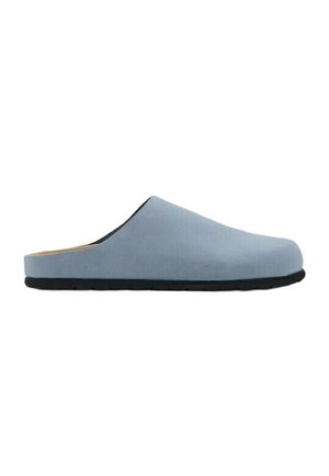 Pantofole azzurro chiaro senza lacci con punta chiusa e suola nera, progettate per uso interno.