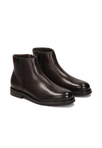 Botas de tobillo de cuero marrón con un acabado suave, punta redondeada, cremallera lateral y un tacón bajo apilado. Diseño simple con acentos mínimos.