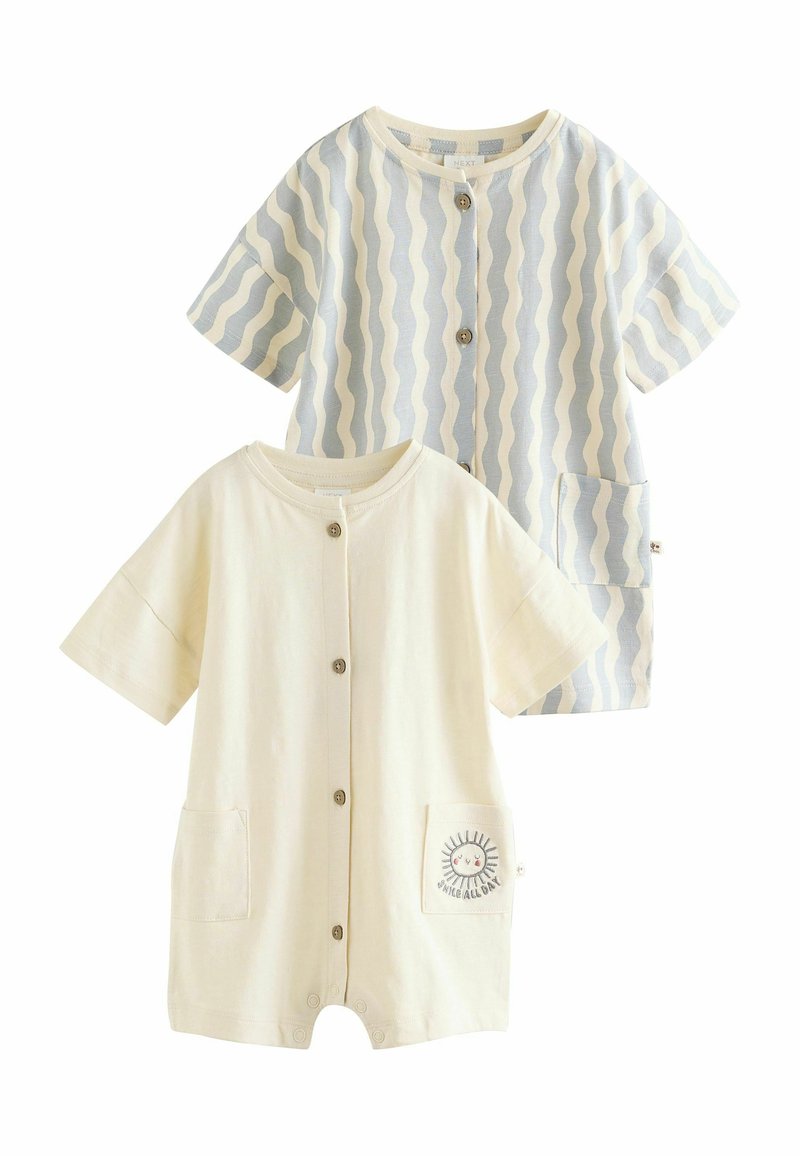 Twee short-sleeve rompers: één crème met een zonontwerppocket, de ander lichtblauw met een golvend patroon. Beide hebben knoopsluitingen.