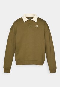 Olivengrønn genser med hvit krage, tre-knappers placket og brodert logo på venstre bryst. Mykt stoff, løs passform, ribbet mansjetter.