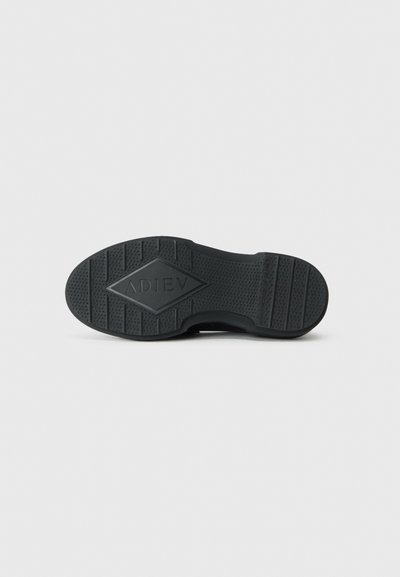 Suola di scarpa in gomma nera con motivi di presa testurizzati e un logo a forma di diamante "ADIEV". Bordo liscio e spessore moderato.
