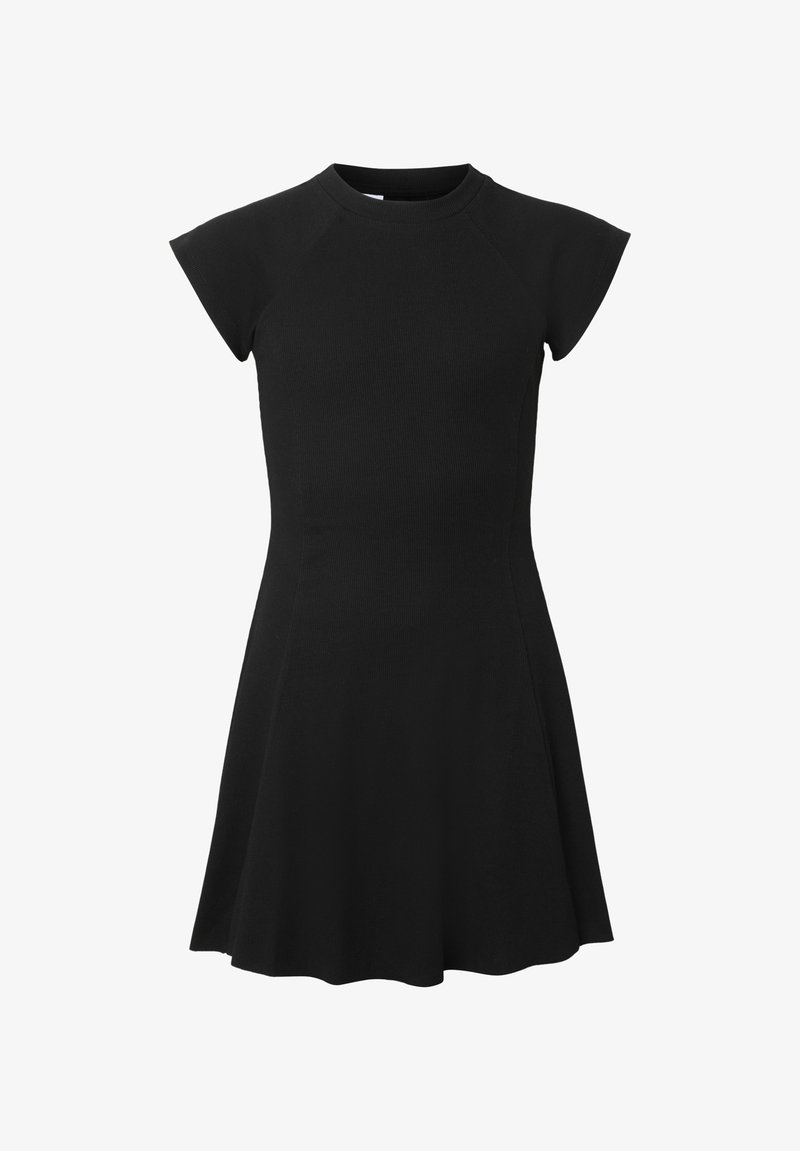 Robe noire ajustée à manches courtes, col montant et jupe évasée, présentée sur un fond blanc.