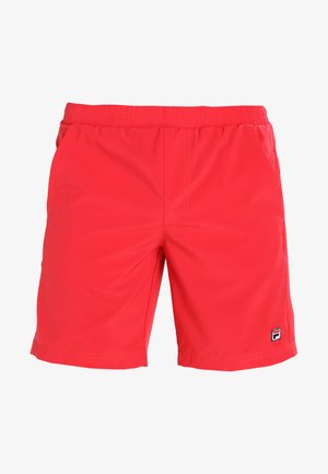 Bañador rojo hecho de tela ligera, con una cintura elástica, bolsillos laterales y un pequeño logo en el dobladillo.