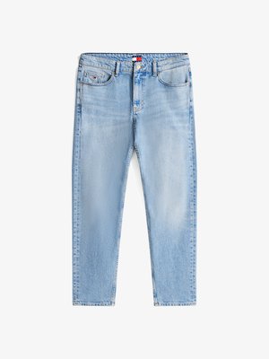 Lyseblå avslappede jeans med fem lommer, knappelukking og subtil falming, liggende flatt på en hvit bakgrunn.