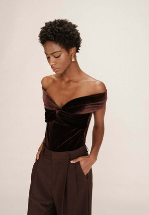 ÉPAULES DÉNUDÉES TIMEON - T-shirt imprimé - chocolat