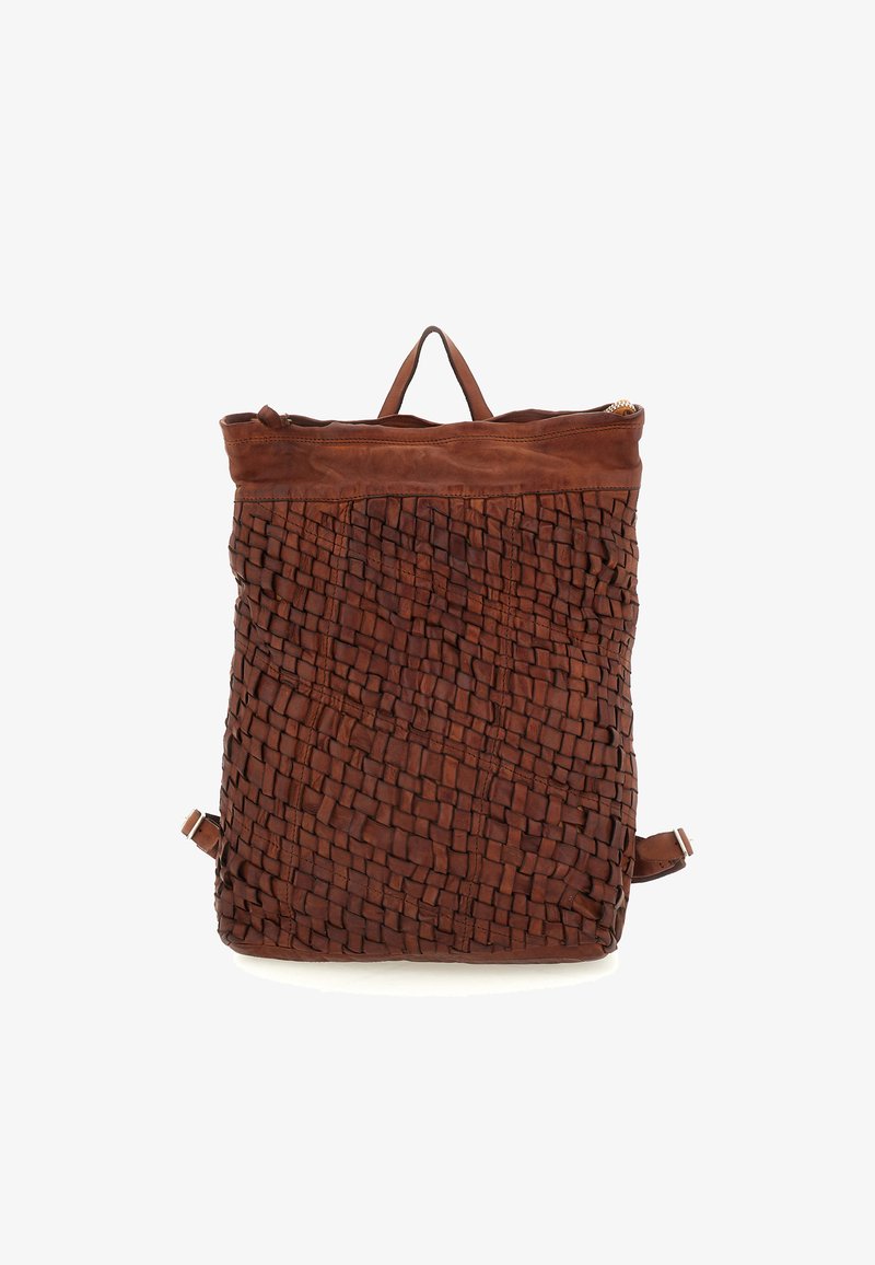 Zaino intrecciato in pelle marrone con un design testurizzato, manico superiore, cinturini regolabili e chiusura con zip nella parte superiore.