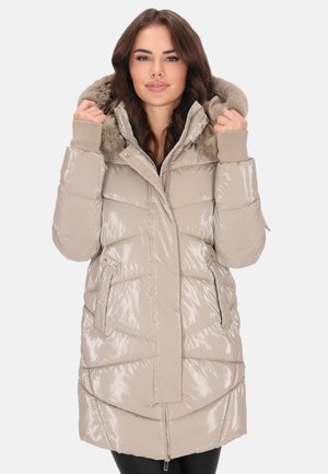 Parka imbottita color beige chiaro, con finitura lucida, cappuccio foderato in pelliccia, polsini a coste, tasche con cerniera e silhouette leggermente sagomata.