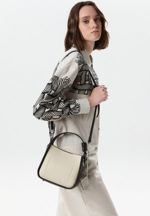 Twist, TWIST BAG COLORBLOCK BAG WITH CHARM - Bolso de mano - cream