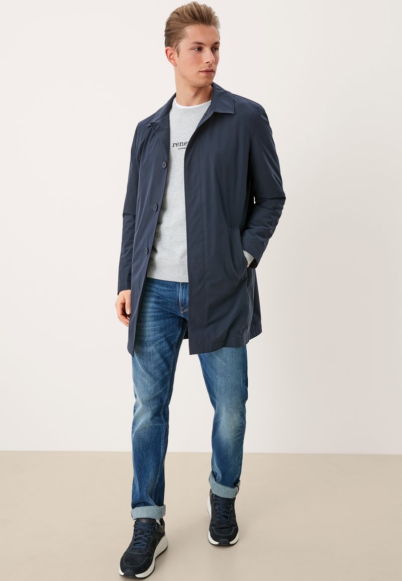 Herren Trenchcoats | s.Oliver LEICHTER MIT KOMFORTSTRETCH Kurzmantel dark blue/dunkelblau - XI06772 Herren Trenchcoats | s.Oliver LEICHTER MIT KOMFORTSTRETCH Kurzmantel dark blue/dunkelblau - XI06772