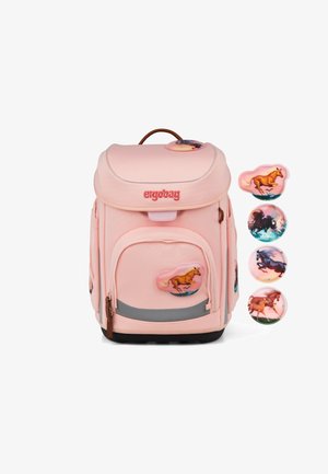 Pinkfarbener ergonomischer Rucksack mit Klappe, verziert mit pferdebezogenen Aufnähern. Mit grauen Akzenten und einem braunen Griff. Vier dekorative Abzeichen sind zu sehen.