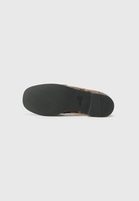 Shoe com padrão de cobra marrom, com uma sola de borracha preta lisa e parte superior texturizada. Apresenta um bico arredondado elegante e um design de salto baixo.
