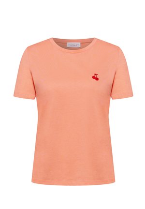 Perzikkleurig T-shirt met korte mouwen, ronde hals en kleine rode kersenborduring op de linkerborst.
