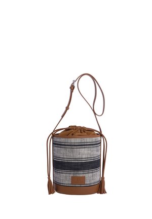 Bolso cilíndrico tipo cubo en marrón y beige con tela a rayas, correa de cuero, cierre de cordón y detalles de borlas sobre fondo blanco.