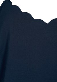 Tela azul marino con una textura suave, que presenta un borde festoneado en la parte superior. El diseño no incluye patrones visibles ni herrajes.