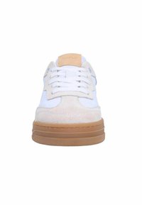 Sneaker met een bovenwerk van wit leer, beige suede accenten en een tan rubberen zool. Voorzien van platte veters en minimale branding op de tong.
