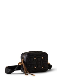 Borsa a tracolla nera in pelle con design trapuntato, accessoriate con hardware dorato e catene decorative. Chiusura a zip e tracolla regolabile.