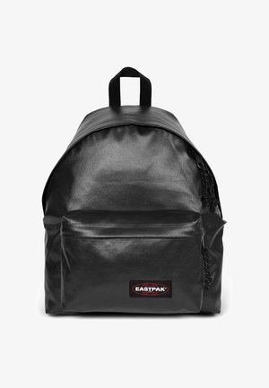 Sac à dos noir en matériau lisse et durable, doté d'une poche zippée à l'avant, d'une ecusson avec logo et d'une poignée de transport en haut. Forme classique arrondie.