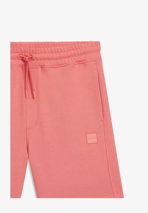 Pantaloncini rosa con coulisse, vita elastica, tasche anteriori e una piccola toppa quadrata con logo sulla gamba destra.