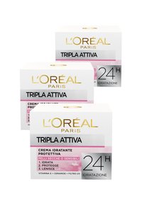 Tre scatole di crema L'Oréal Paris Triple Active, con uno sfondo bianco, testo dorato, accenti rosa e dettagli del prodotto sulla parte frontale.