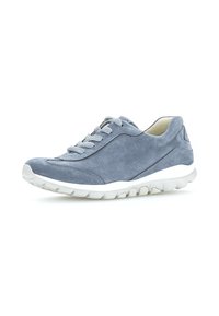 Zapatillas de ante azul claro con superficie texturizada, puntera reforzada y diseño de cordones, con una suela blanca acolchada y suela flexible.
