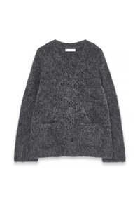 Pilka, pūkuota megztinė su minkšta tekstūra, apvaliu iškirpimu, priekinėmis kišenėmis ir šešiais juodais mygtukais centre.