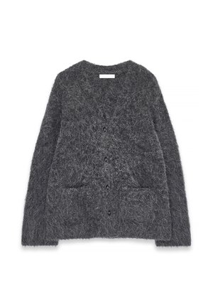 Pilka, pūkuota megztinė su minkšta tekstūra, apvaliu iškirpimu, priekinėmis kišenėmis ir šešiais juodais mygtukais centre.