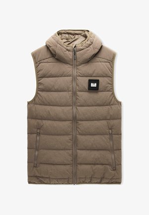 Párnázott bézs mellény kapucnival, cipzáros elejével, két oldalsó zsebével és egy kis fekete címkével a mellen. Texturált felület, steppelt mintázattal.