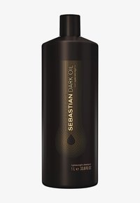 Zwarte plastic shampoofles met gouden tekst en ontwerpelementen. Het etiket bevat de productnaam "Sebastian Dark Oil" en details.