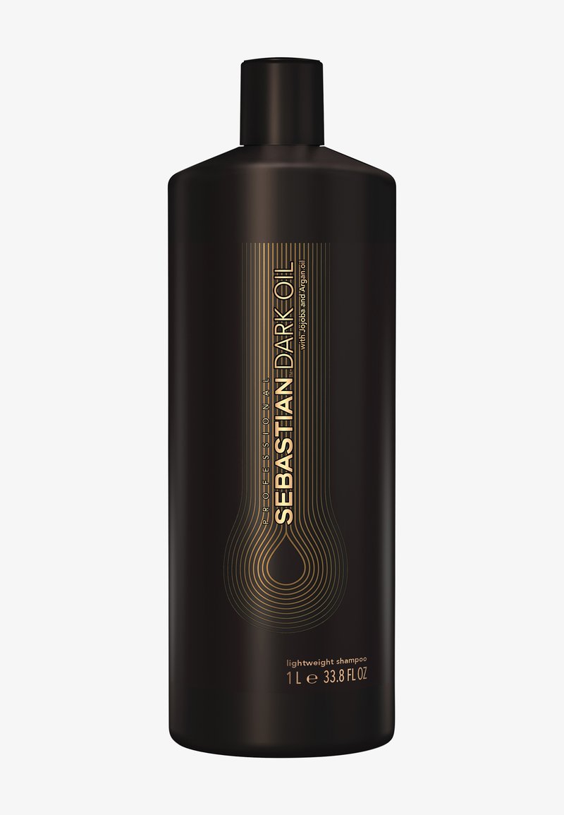 Schwarze Plastikflasche mit Shampoo, die goldene Schrift und Designelemente aufweist. Das Etikett enthält den Produktnamen "Sebastian Dark Oil" sowie weitere Details.
