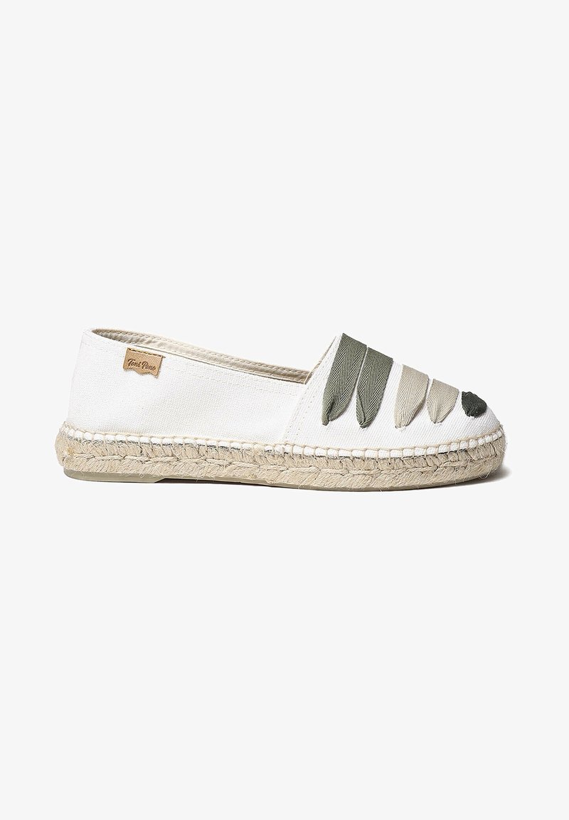 Espadrille en toile blanche avec semelle en jute tissée et cinq appliques en tissu en forme de feuilles vertes, beiges et noires sur le dessus.
