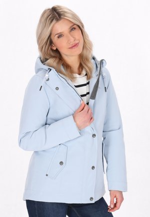 Světle modrá voděodolná bunda s kapucí, která má přední zip, knoflíkovou légu a několik kapes. Viditelná pruhovaná podšívka.