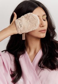 Glov GLOV® WATER-ONLY MAKEUP REMOVER AND SKIN CLEANSING MITT + HOOK - Ansiktsvårdsset - desert sand