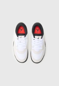 Λευκά και μπεζ αθλητικά παπούτσια με υλικά από δίχτυ και σουέτ, μαύρες λεπτομέρειες, κόκκινη εσωτερική επένδυση και στρογγυλή σχεδίαση μύτης. Διαθέτουν κορδόνια και λεπτομέρεια λογότυπου.