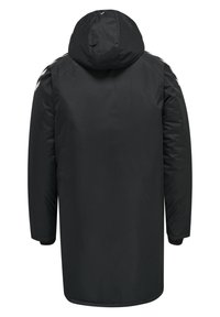 Zwarte lange winterjas met kap, gevoerde mouwen en reflecterende strepen op de schouders, gezien van achteren.