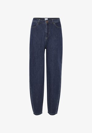 Sötétkék farmernadrág, laza szabással, öt zsebbel és sárga varrással az illesztéseken. A derékrész fémgombos záródással rendelkezik.