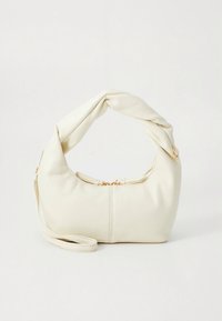 Sac à main en cuir couleur crème avec une anse supérieure torsadée, une fermeture éclair et une bandoulière amovible. Éléments métalliques dorés.