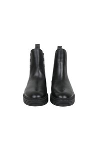 Czarne skórzane botki Chelsea o gładkim wykończeniu, zaokrąglonym nosie, elastycznych panelach bocznych oraz kontrastujących wstawkach w kratkę po bokach.